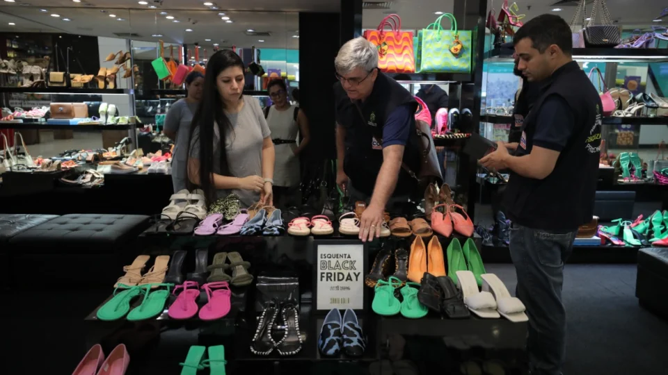 Procon-AM faz fiscalização das promoções da Black Friday em Manaus