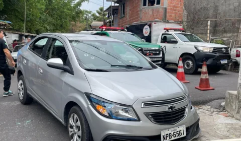 Carro é crivado de balas e homem morre no bairro Crespo