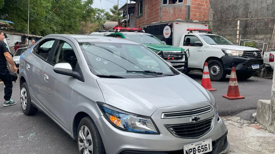 Carro é crivado de balas e homem morre no bairro Crespo