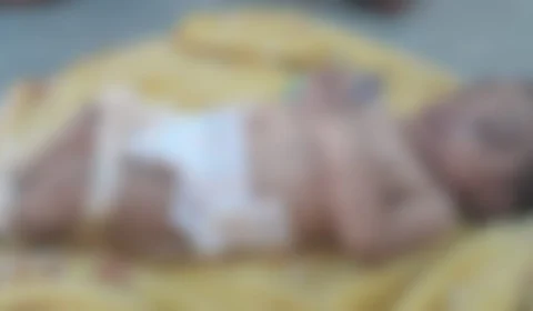 Bebê de cinco meses morre por asfixia e espancamento