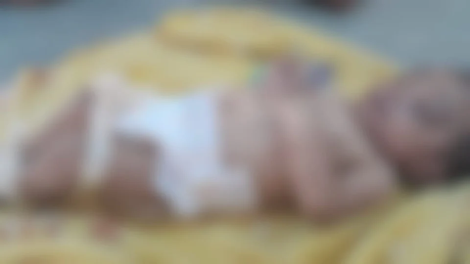 Bebê de cinco meses morre por asfixia e espancamento