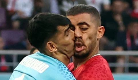 Goleiro do Irã fratura o nariz e leva “espirrada” de colega