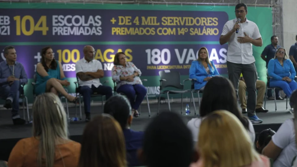 Pagamento do 14º salário a educadores começa na segunda