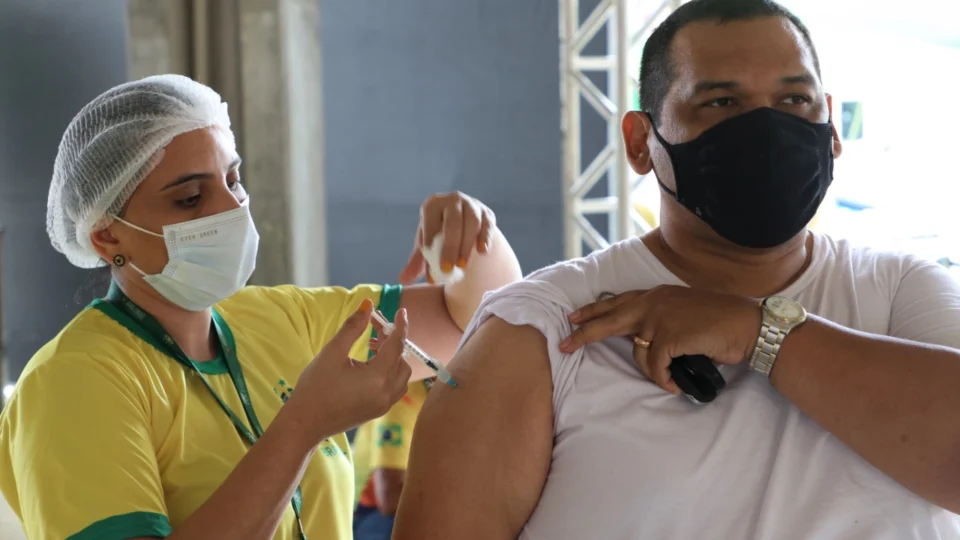 Copa na Arena oferta vacinação contra Covid-19 durante jogos do Brasil no mundial de futebol