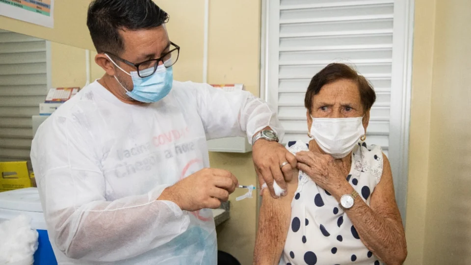 Covid-19: público com doses pendentes terá dez pontos para vacinar neste sábado