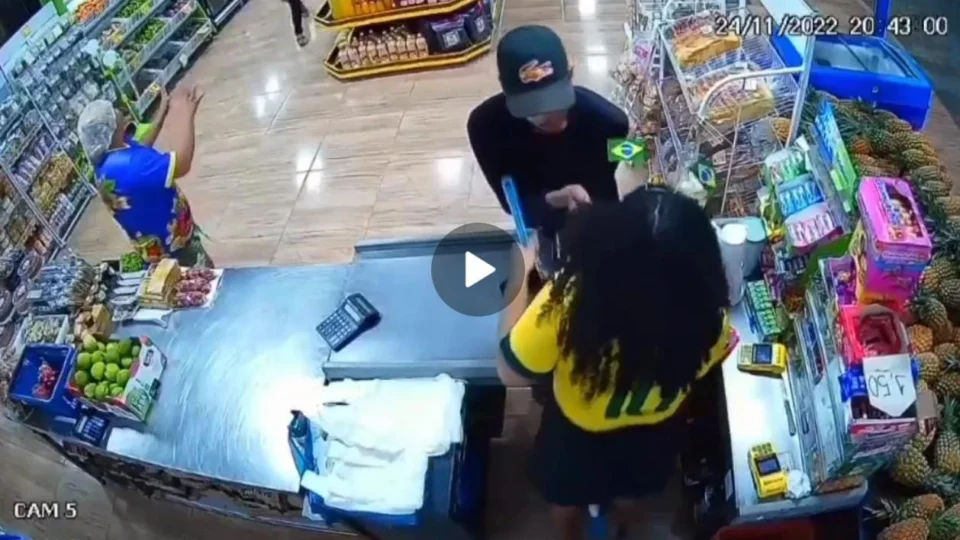 Mulher é agredida por bandidos durante assalto em comércio em Manaus