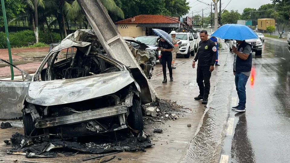 VÍDEO: Carro pega fogo ao colidir com poste e motorista de aplicativo morre carbonizado