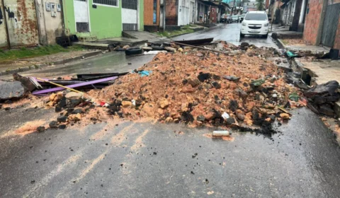 Obra inacabada da prefeitura causa acidente no Jorge Teixeira