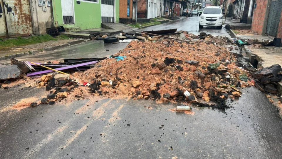 Obra inacabada da prefeitura causa acidente no Jorge Teixeira