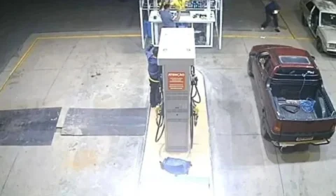 Dupla assalta posto em carro sem porta e é presa após pneu furar