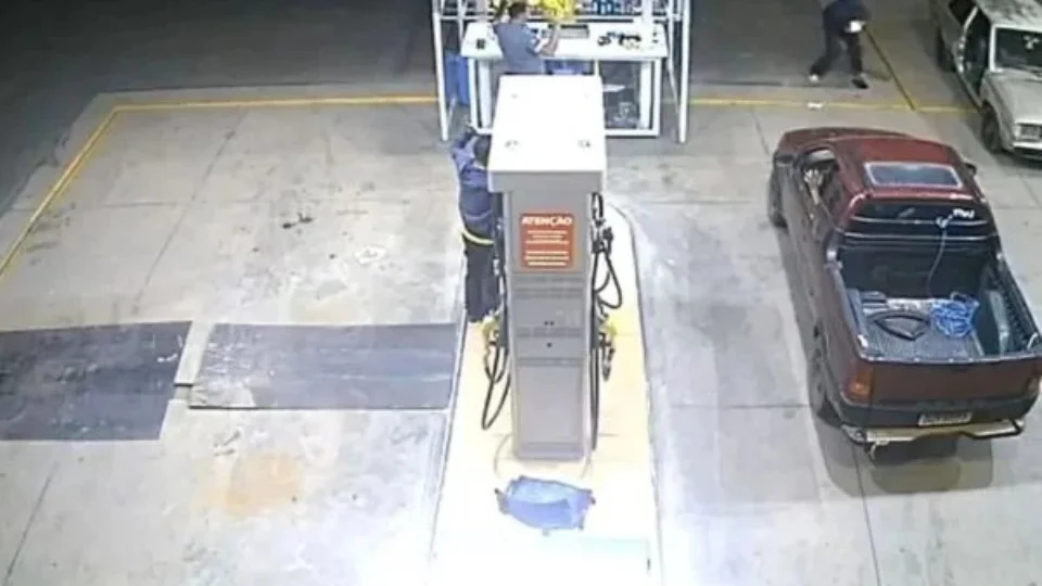 Dupla assalta posto em carro sem porta e é presa após pneu furar