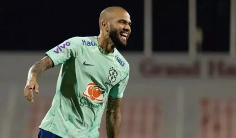 Com Daniel Alves e Martinelli, Tite divulga time titular contra Camarões