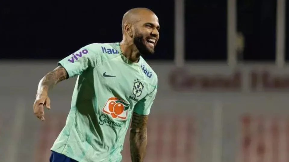 Com Daniel Alves e Martinelli, Tite divulga time titular contra Camarões