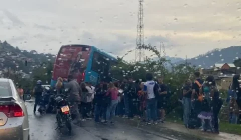 Ônibus perde o controle e fica pendurado em ribanceira