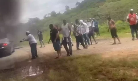 Torcida organizada fura bloqueio em rodovia para chegar em São Paulo