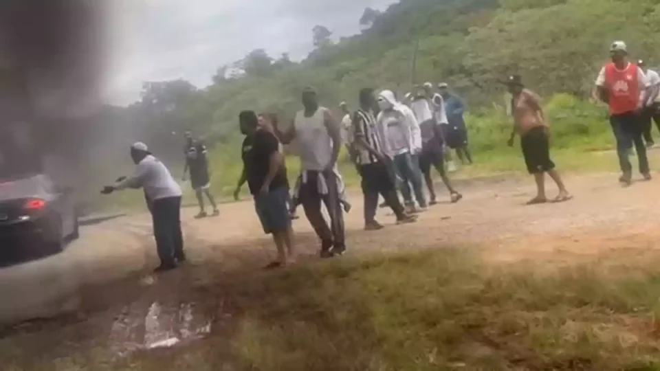 Torcida organizada fura bloqueio em rodovia para chegar em São Paulo