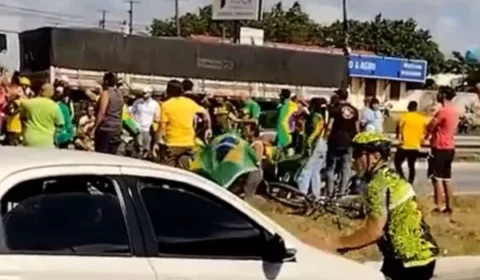 VÍDEO: Ciclista simula atropelamento durante manifestação de caminhoneiros