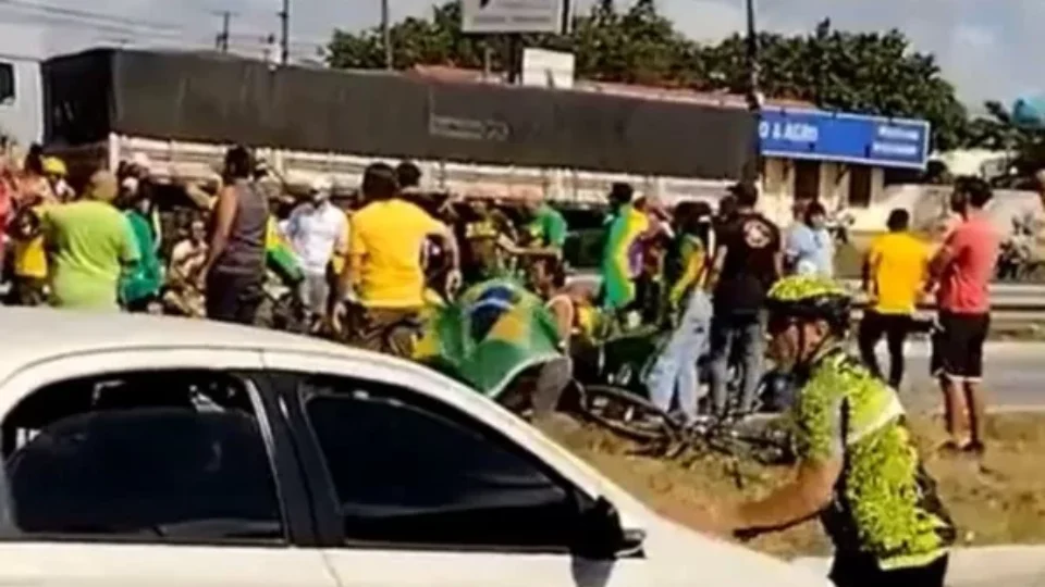 VÍDEO: Ciclista simula atropelamento durante manifestação de caminhoneiros