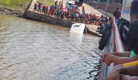 Cinco pessoas da mesma família morrem após micro-ônibus cair em rio