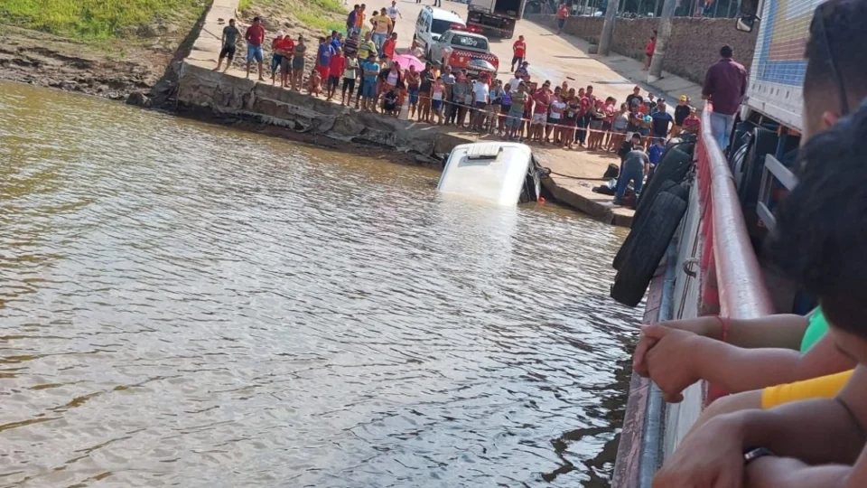 Cinco pessoas da mesma família morrem após micro-ônibus cair em rio