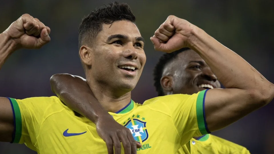 Com gol de Casemiro, Brasil vence e passa para as oitavas da Copa