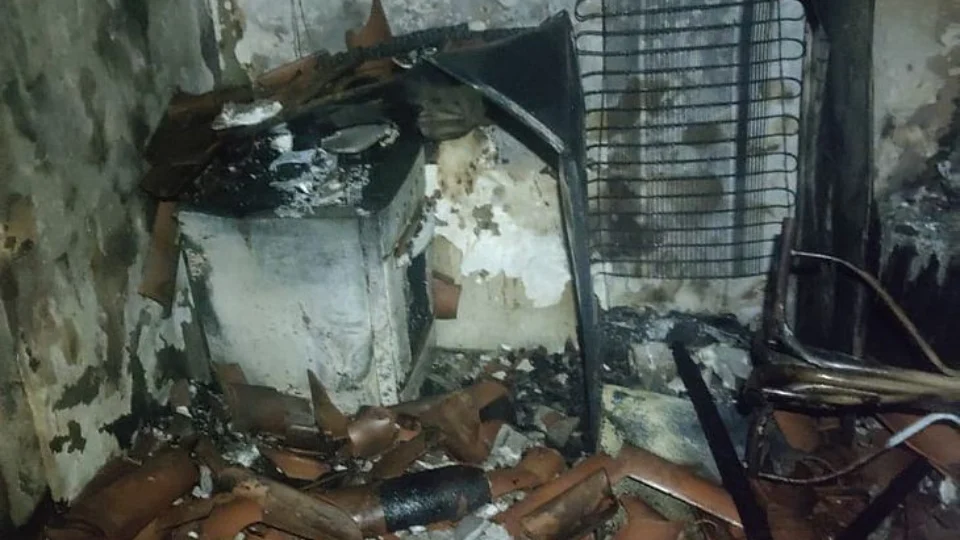 Gás de cozinha causa incêndio em quitinete e teto desaba