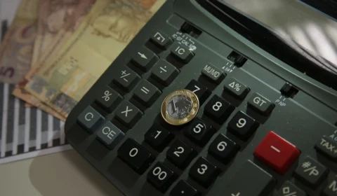 Brasil assume maior taxa real de juros do mundo após aumento da Selic e corte argentino aponta estudo