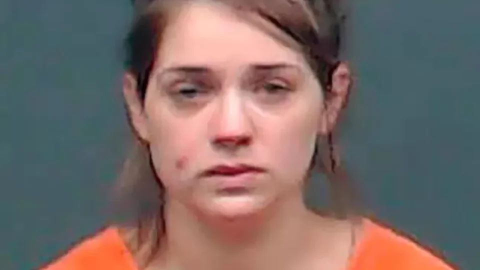 Mulher é condenada à morte por matar grávida e retirar o bebê da barriga