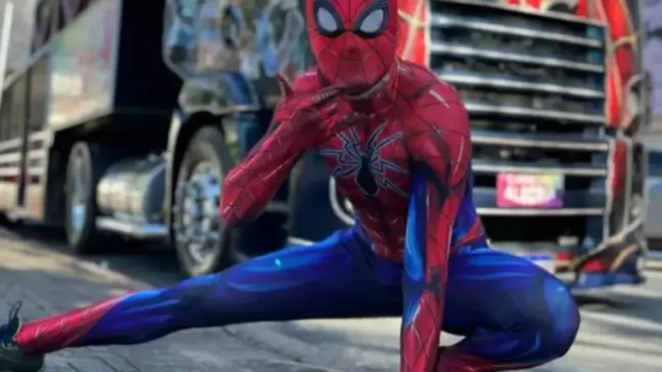 ‘Homem-Aranha’ da Carreta da Alegria é morto a tiros em praça