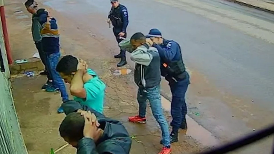 Vídeo: PM agride homem negro durante abordagem