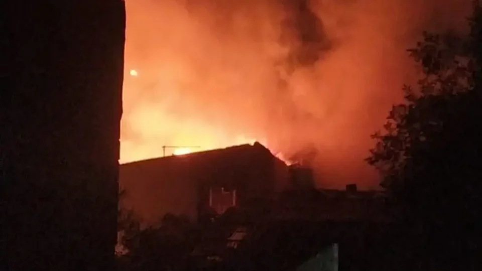 Homem morre no banheiro após casa ser tomada por fogo