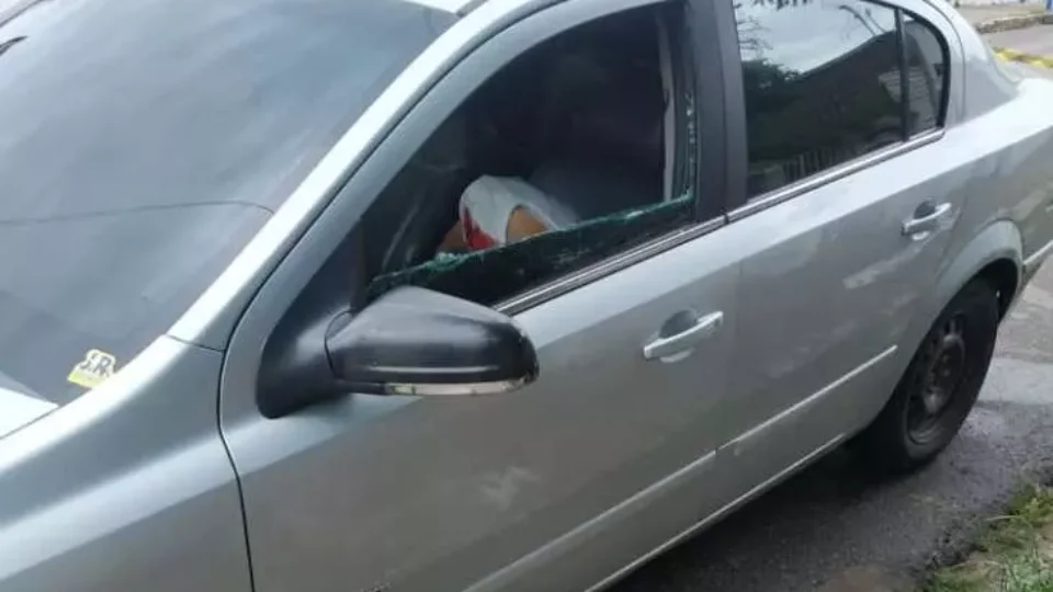 Jovem de 24 anos é assassinado dentro de carro