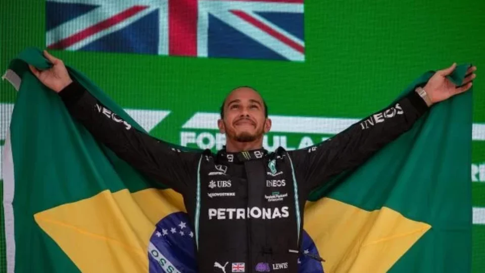 Lewis Hamilton recebe título de cidadão honorário brasileiro