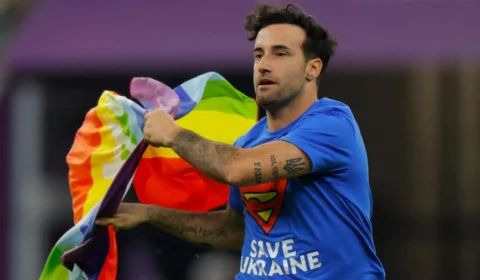 Homem invade jogo entre Portugal e Uruguai com bandeira LGBTQIA+