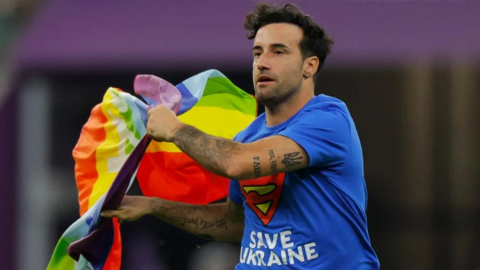 Homem invade jogo entre Portugal e Uruguai com bandeira LGBTQIA+