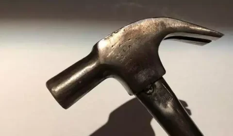 Filho tenta matar mãe após ela negar a pagar dívida com motel