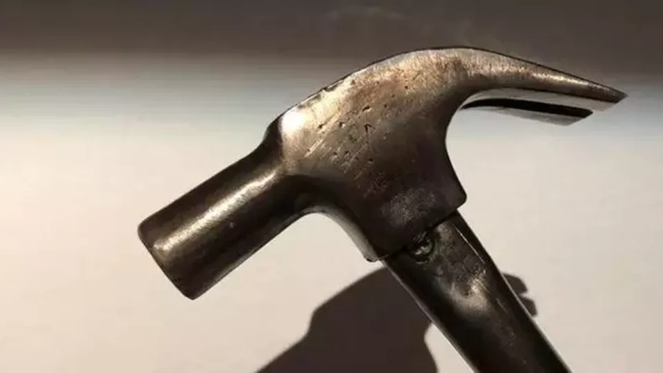 Filho tenta matar mãe após ela negar a pagar dívida com motel