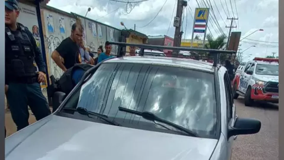 Homem é assassinado com um tiro dentro do próprio carro