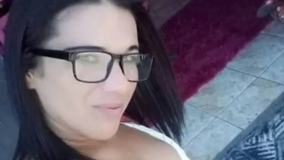 Suspeito de esconder corpo de mulher em baú de cama se entrega por medo de tribunal crime