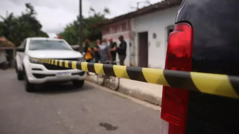 Mulher morre com vários disparos de espingarda no rosto