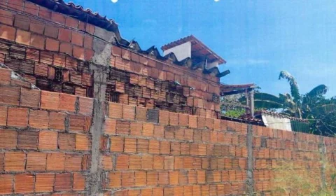 Homem mata o próprio pai a pauladas após sair da prisão