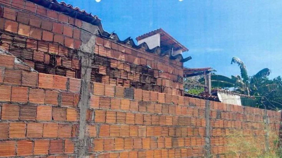 Homem mata o próprio pai a pauladas após sair da prisão