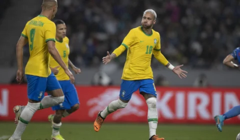 Médico da seleção diz que Neymar sofreu entorse no tornozelo direito