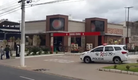 Policial militar é preso após atirar em homem dentro de restaurante