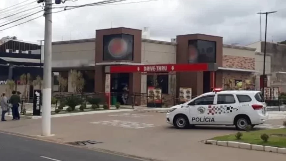 Policial militar é preso após atirar em homem dentro de restaurante