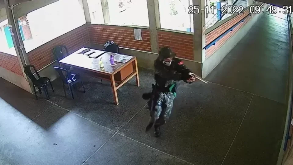 Três pessoas morrem e 11 ficam feridas durante atentado em escolas