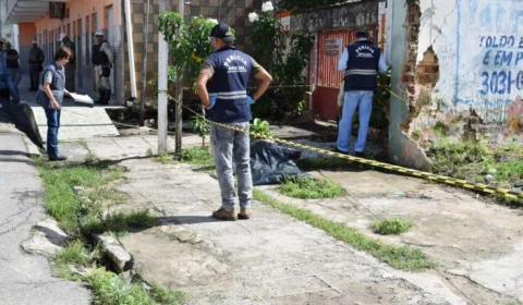 Homem é morto com golpes de arma branca na cabeça