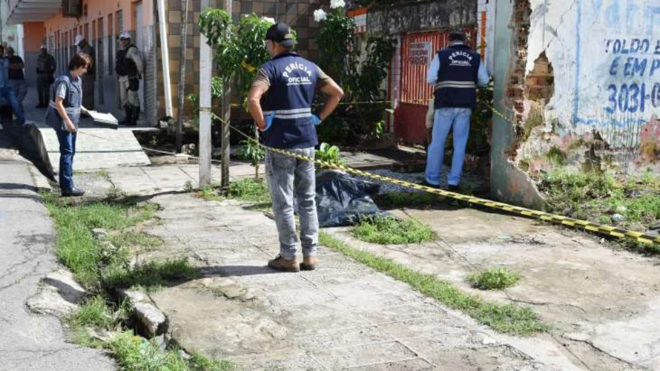 Homem é morto com golpes de arma branca na cabeça