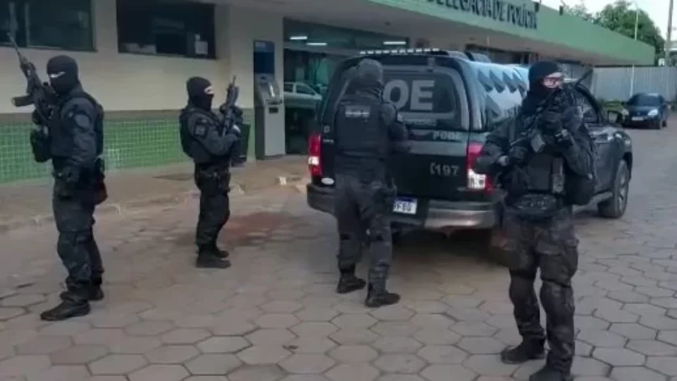 Homem mata e carboniza corpos de suspeitos de estuprar e matar sua esposa