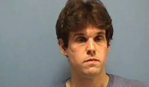 Ex-padre é preso por fazer sexo sadomasoquista a três em cima de altar